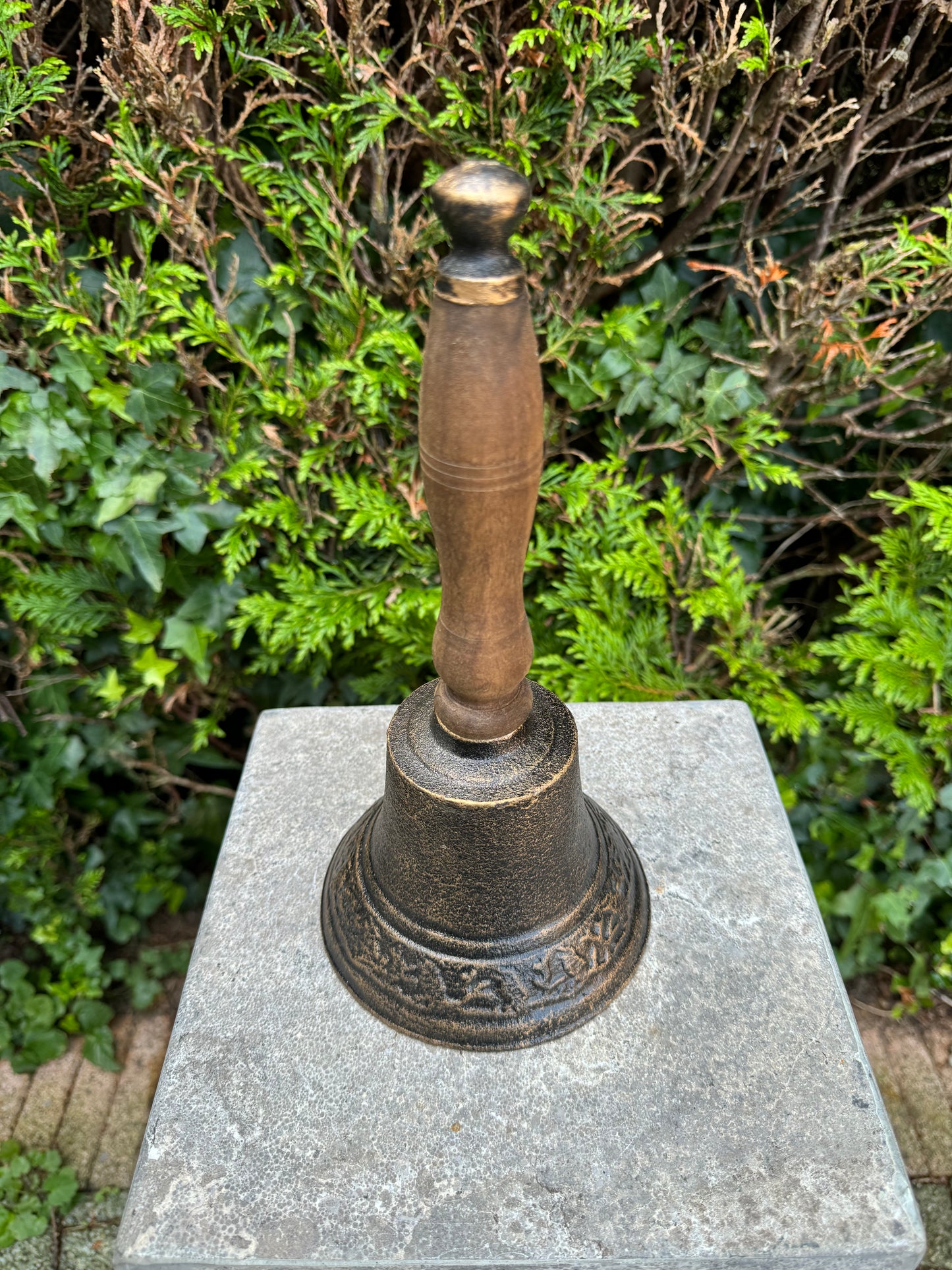 Hand Bell – Iron Sculpture. 13x14x28cm - 1.4Kg