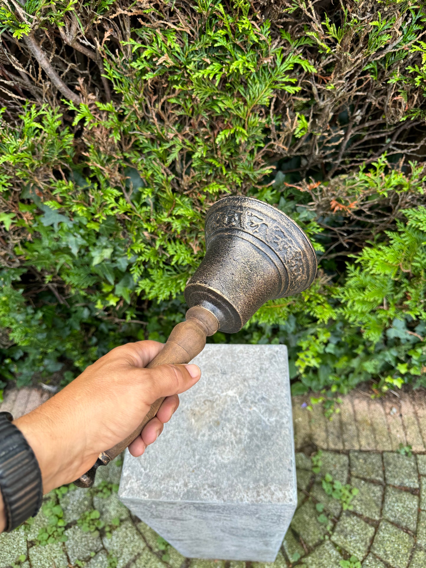 Hand Bell – Iron Sculpture. 13x14x28cm - 1.4Kg