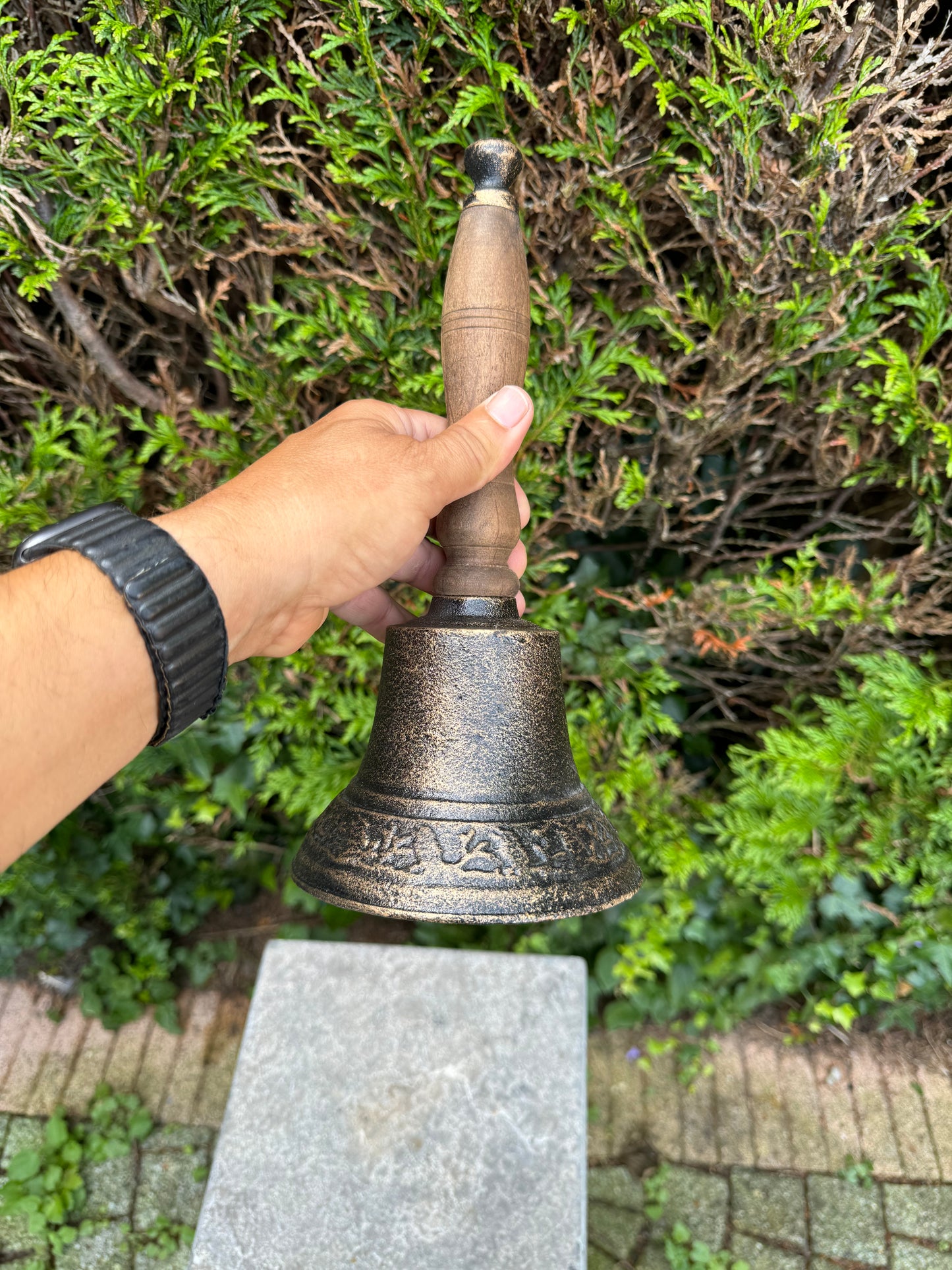 Hand Bell – Iron Sculpture. 13x14x28cm - 1.4Kg