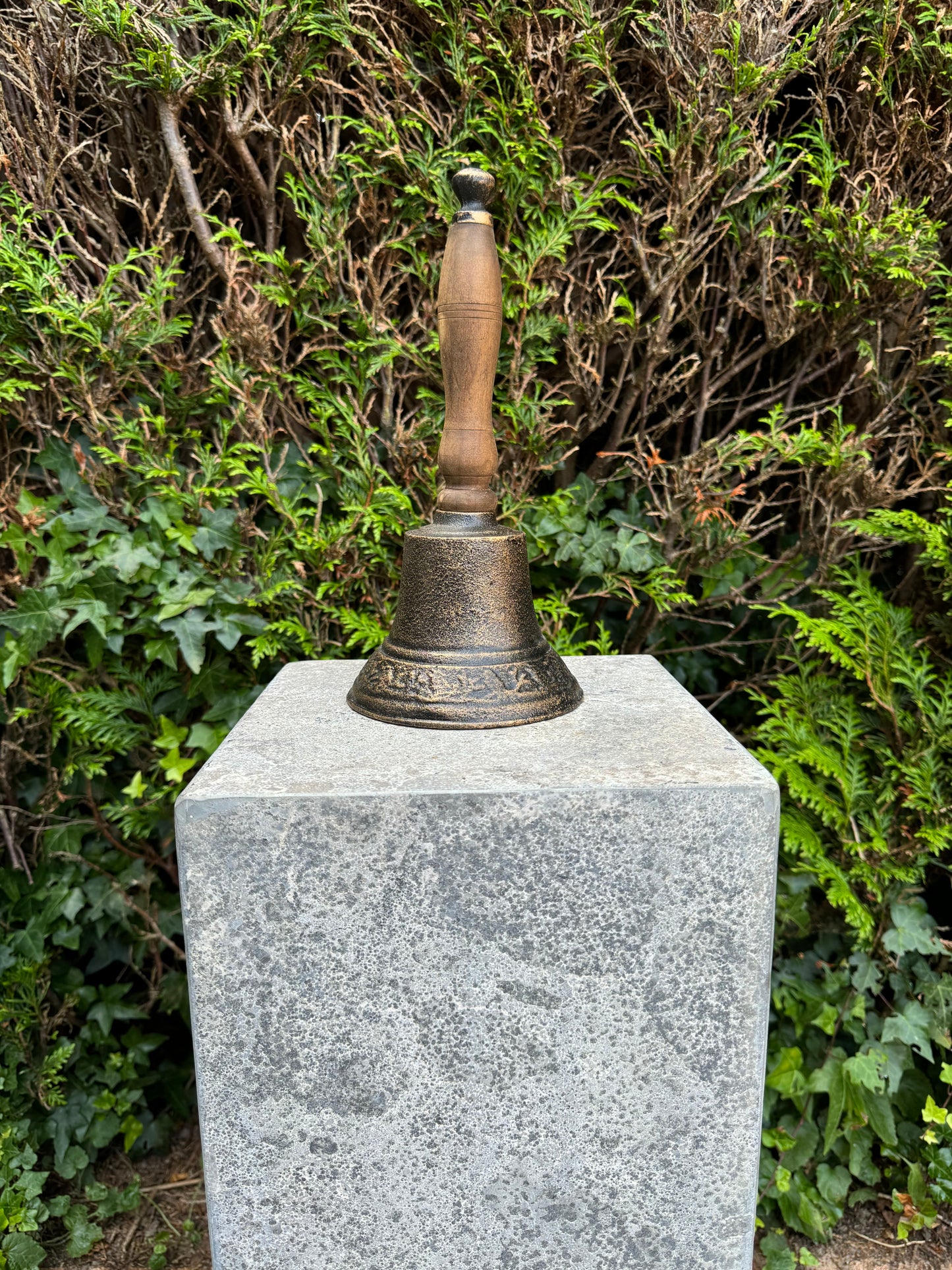 Hand Bell – Iron Sculpture. 13x14x28cm - 1.4Kg