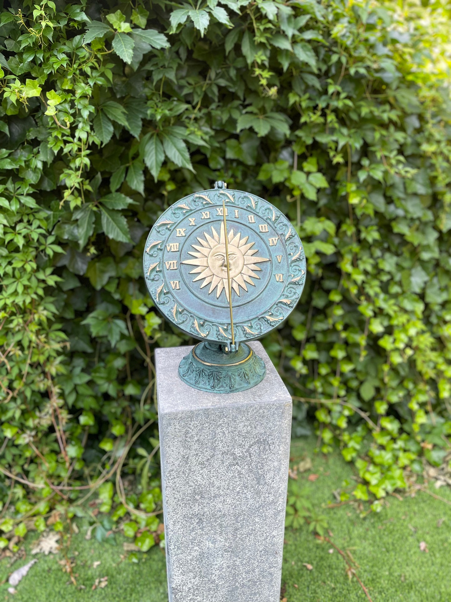 Solar Gaze – Bronze Sculpture. 25x25x30cm - 6.2Kg