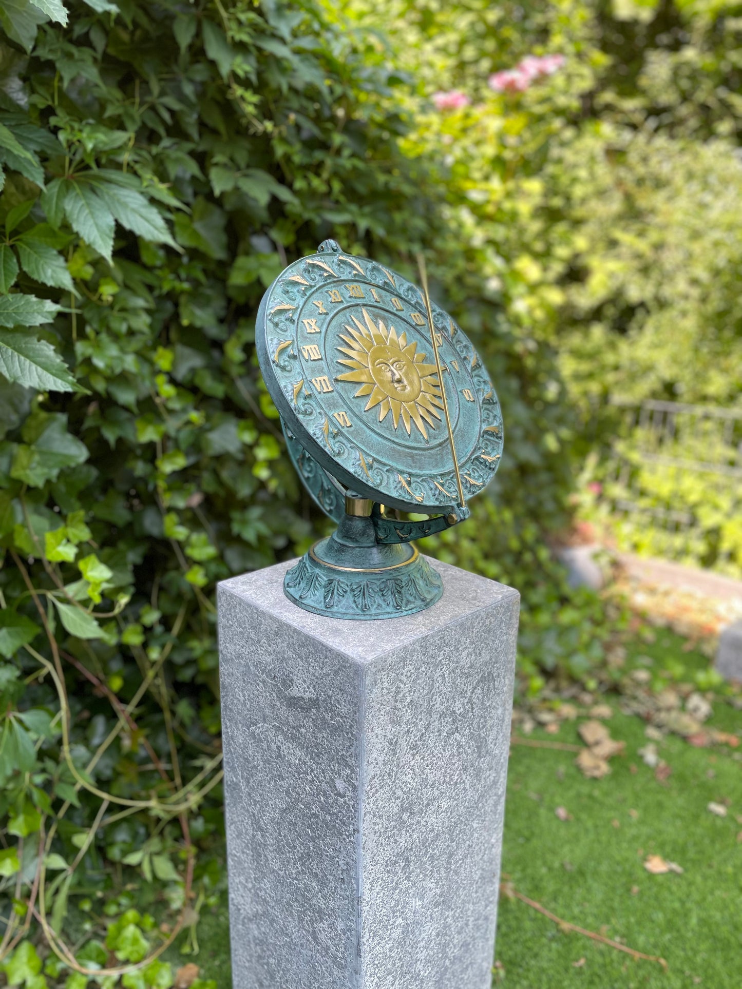 Solar Gaze – Bronze Sculpture. 25x25x30cm - 6.2Kg