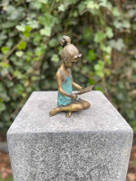 Reading Moment – Bronze Sculpture. 10x10x18cm - 1Kg