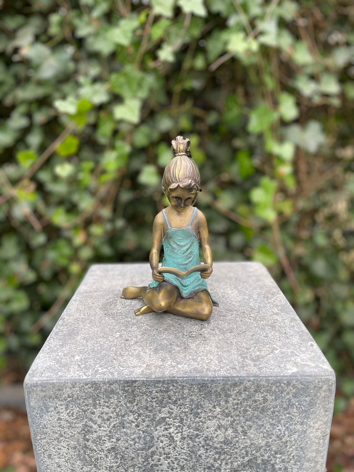 Reading Moment – Bronze Sculpture. 10x10x18cm - 1Kg