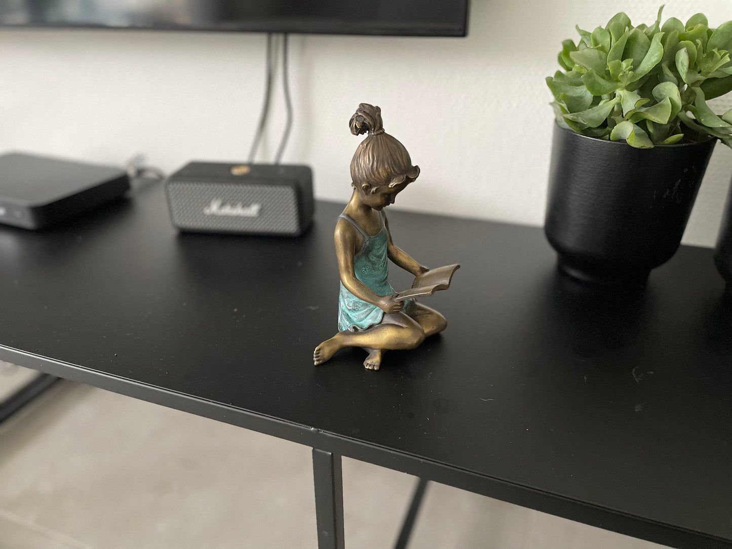 Reading Moment – Bronze Sculpture. 10x10x18cm - 1Kg