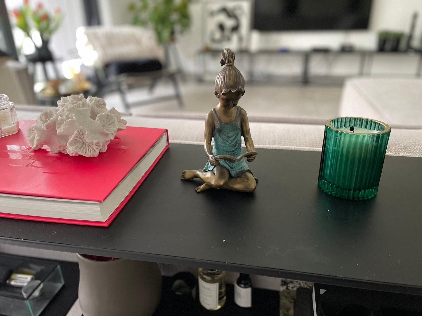 Reading Moment – Bronze Sculpture. 10x10x18cm - 1Kg