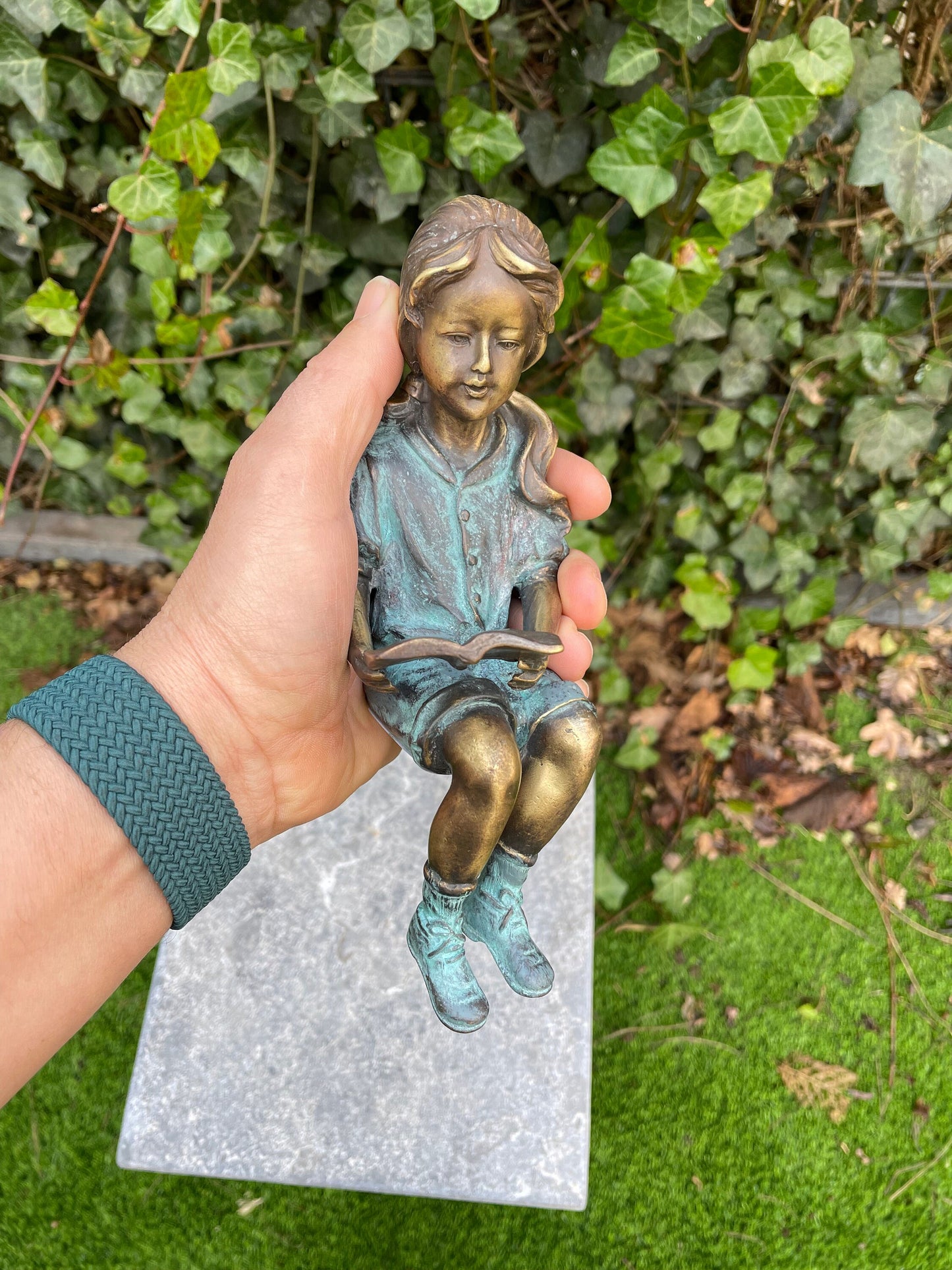 Girl Reading – Bronze Sculpture. 20x7x8cm - 1Kg