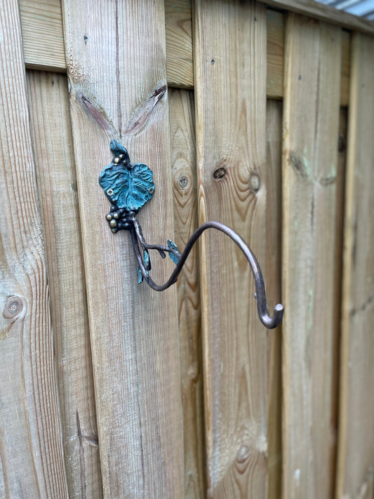 Grape Vine Wall Hook – Bronze Sculpture. 29x8x20cm - 0.4Kg