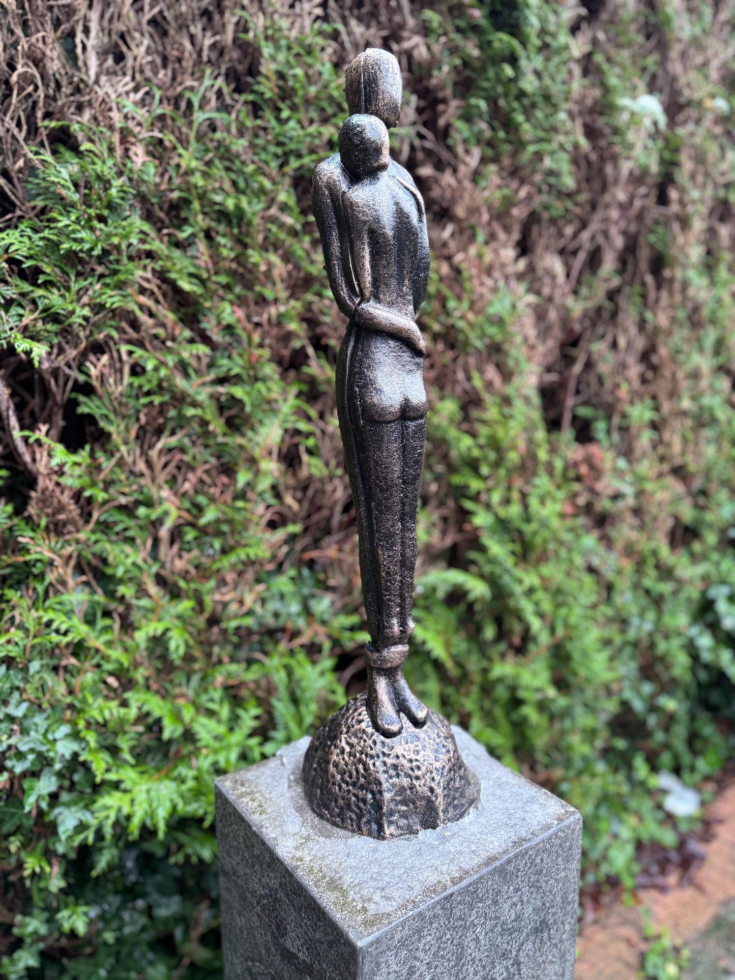 Timeless Embrace – Iron Sculpture. 65x16x16cm - 7Kg
