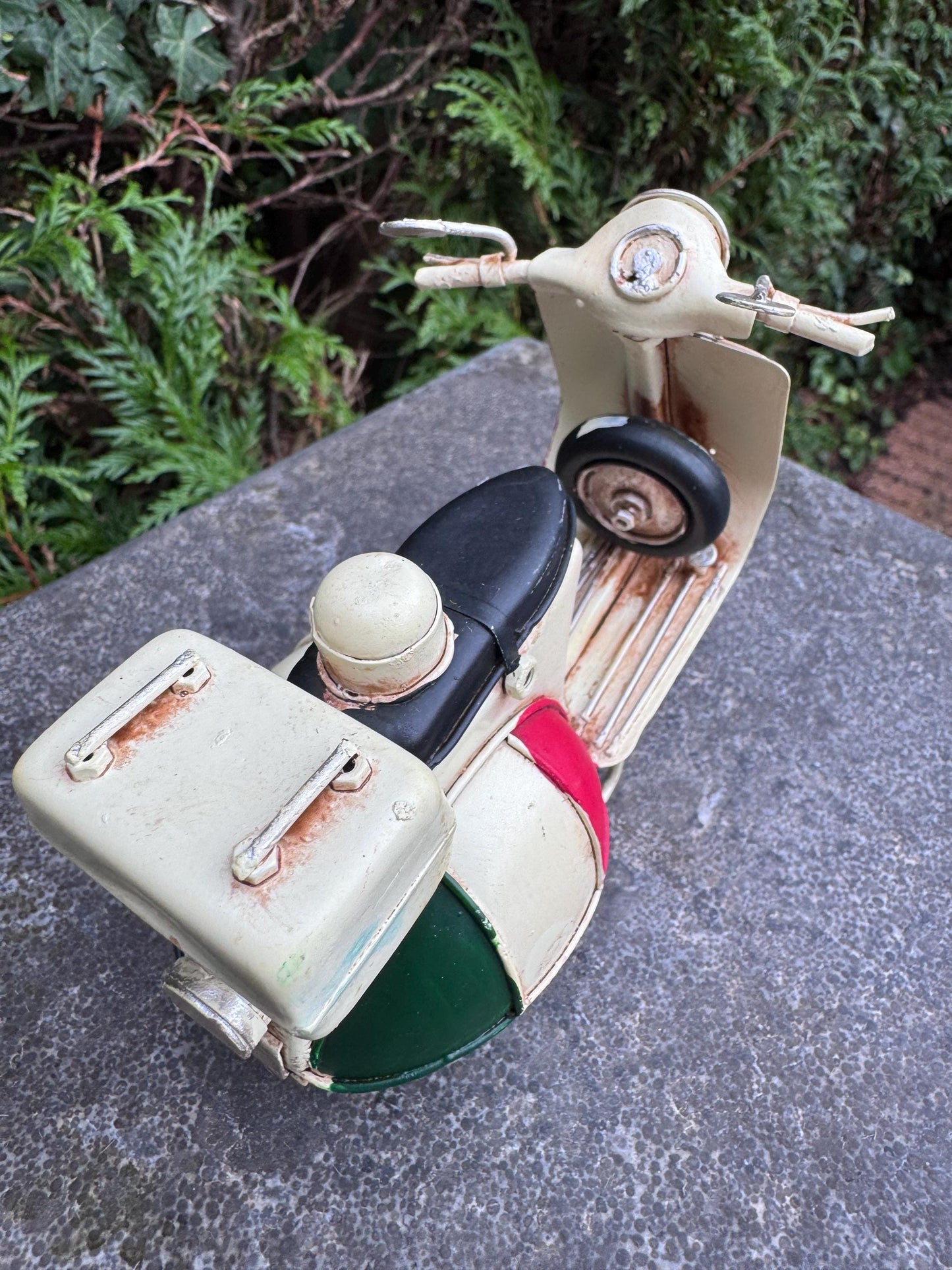 Retro Scooter – Iron Sculpture. 11x8x17cm - 0.4Kg