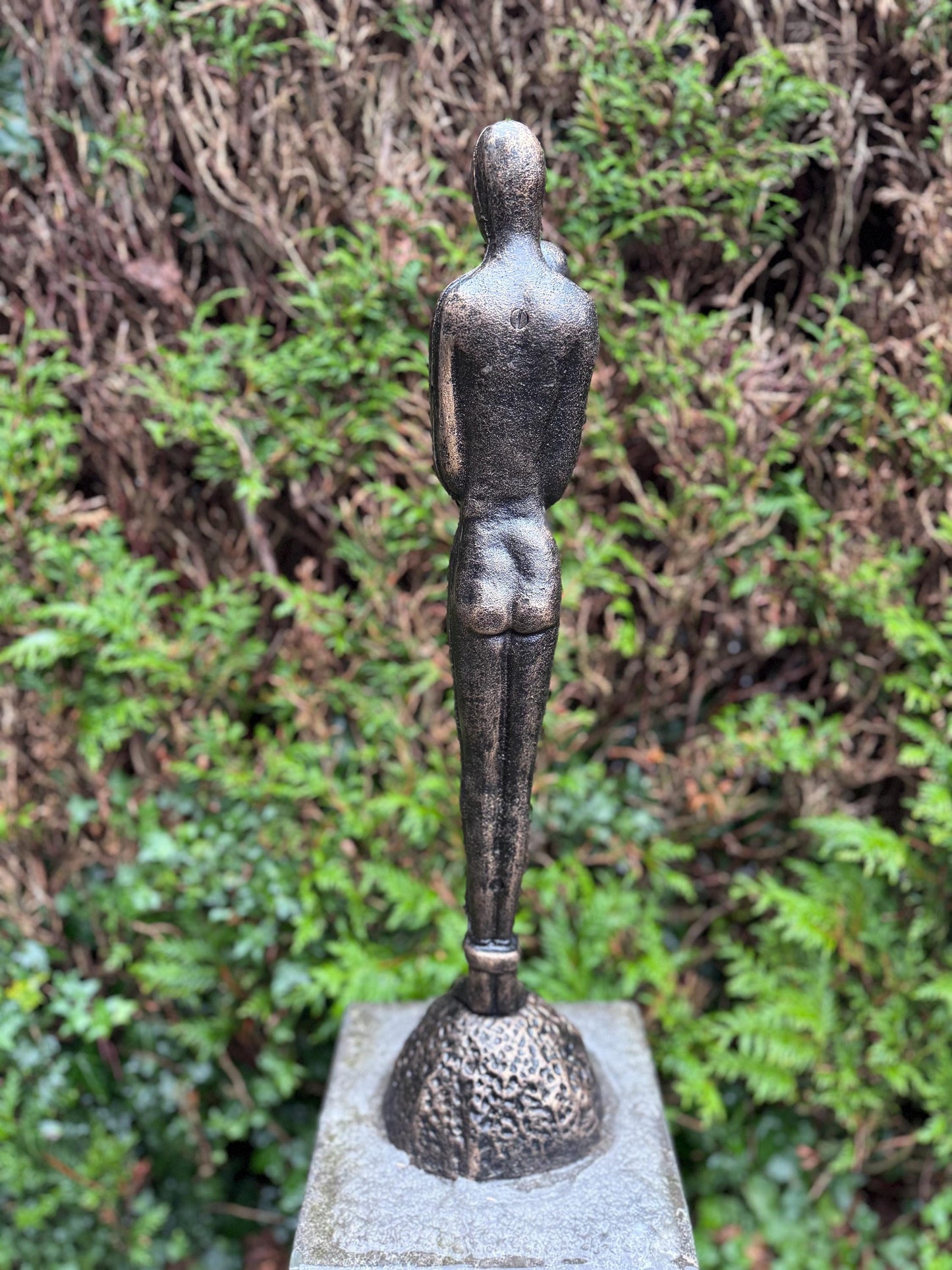 Timeless Embrace – Iron Sculpture. 65x16x16cm - 7Kg