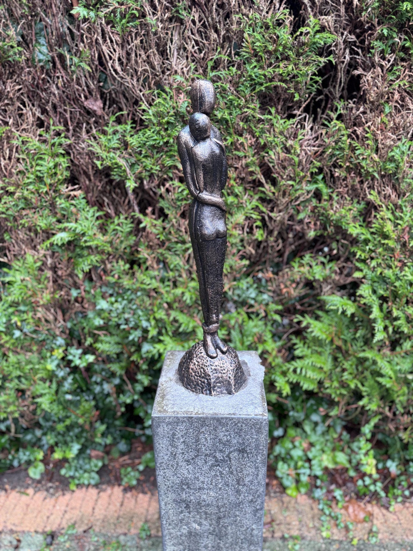 Timeless Embrace – Iron Sculpture. 65x16x16cm - 7Kg