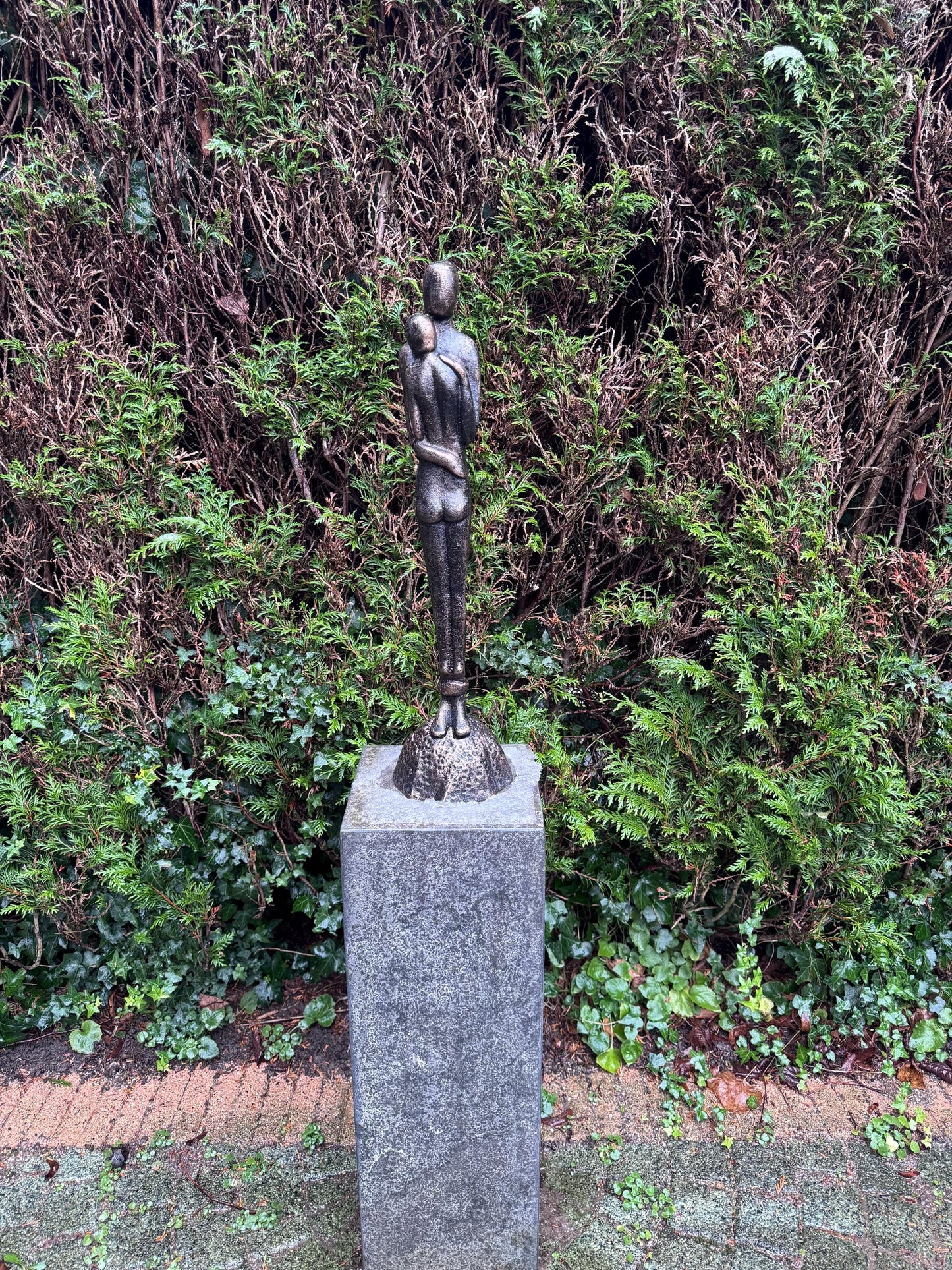 Timeless Embrace – Iron Sculpture. 65x16x16cm - 7Kg