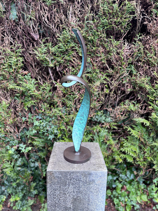 Rising Motion – Bronze Sculpture. 13x13x56cm - 2.4Kg