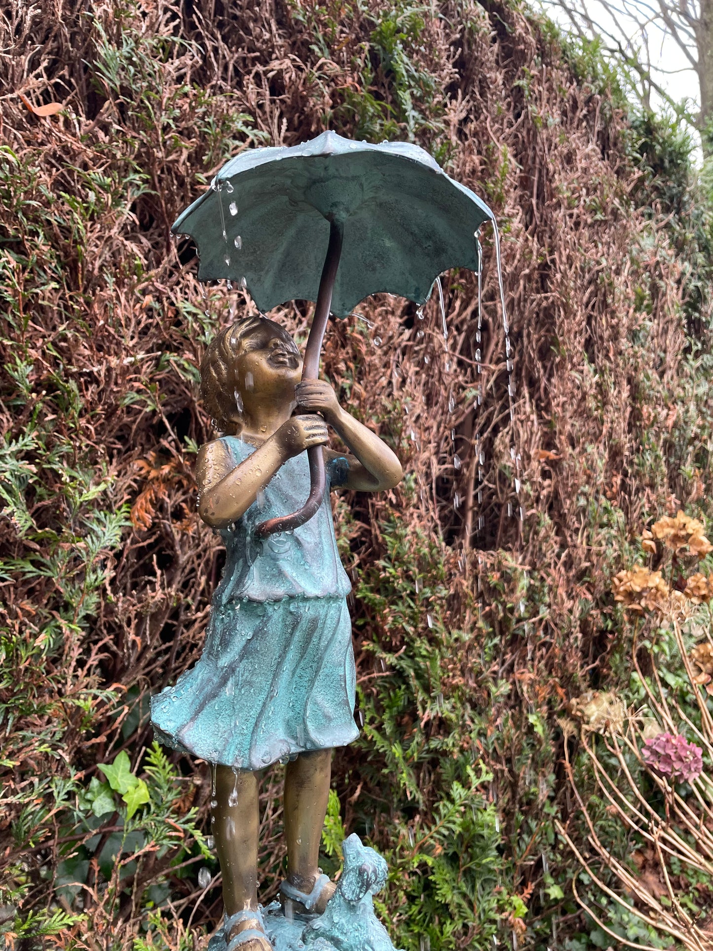 Menina de bronze sob fonte de guarda-chuva - decoração de jardim