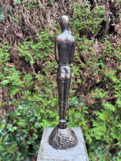 Timeless Embrace – Iron Sculpture. 65x16x16cm - 7Kg