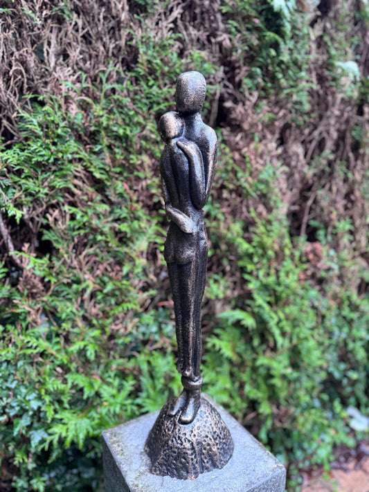 Timeless Embrace – Iron Sculpture. 65x16x16cm - 7Kg